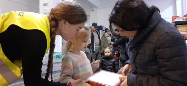 Des bénévoles de LIBERTY Galati interagissent avec des enfants ukrainiens